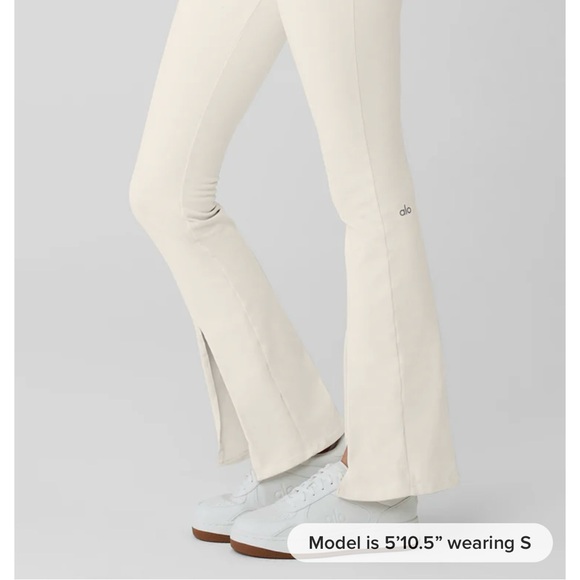 Alo top seller flutter airbrush flare leg slit legging 
Perfect - Picture 6 of 6